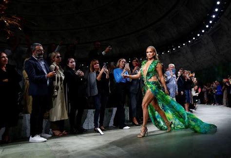 jlo goldenes versace kleid|jennifer lopez versace jungle.